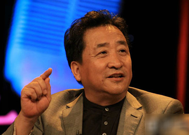 2009年，姜昆先生参观艺博盛视并与公司员工亲切