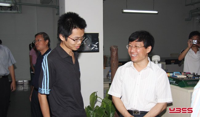 2008年，山东工艺美术学院张院长参观艺博盛视文